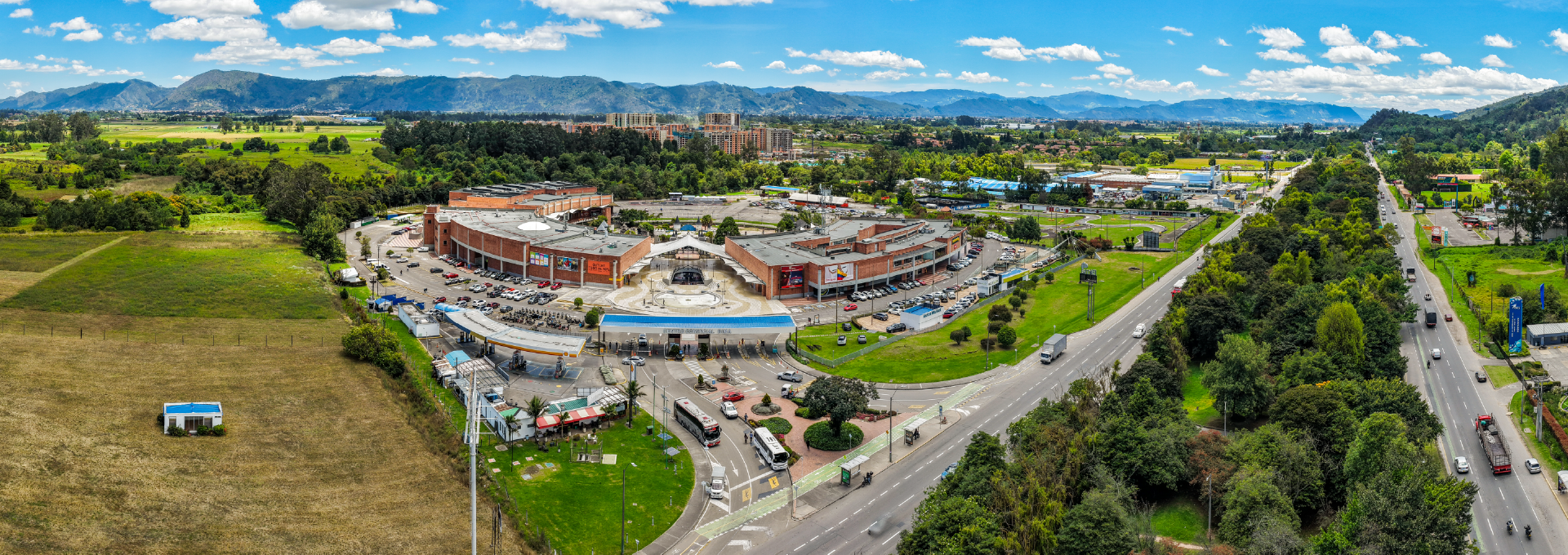 Visitantes disfrutando una jornada de compras en Bima