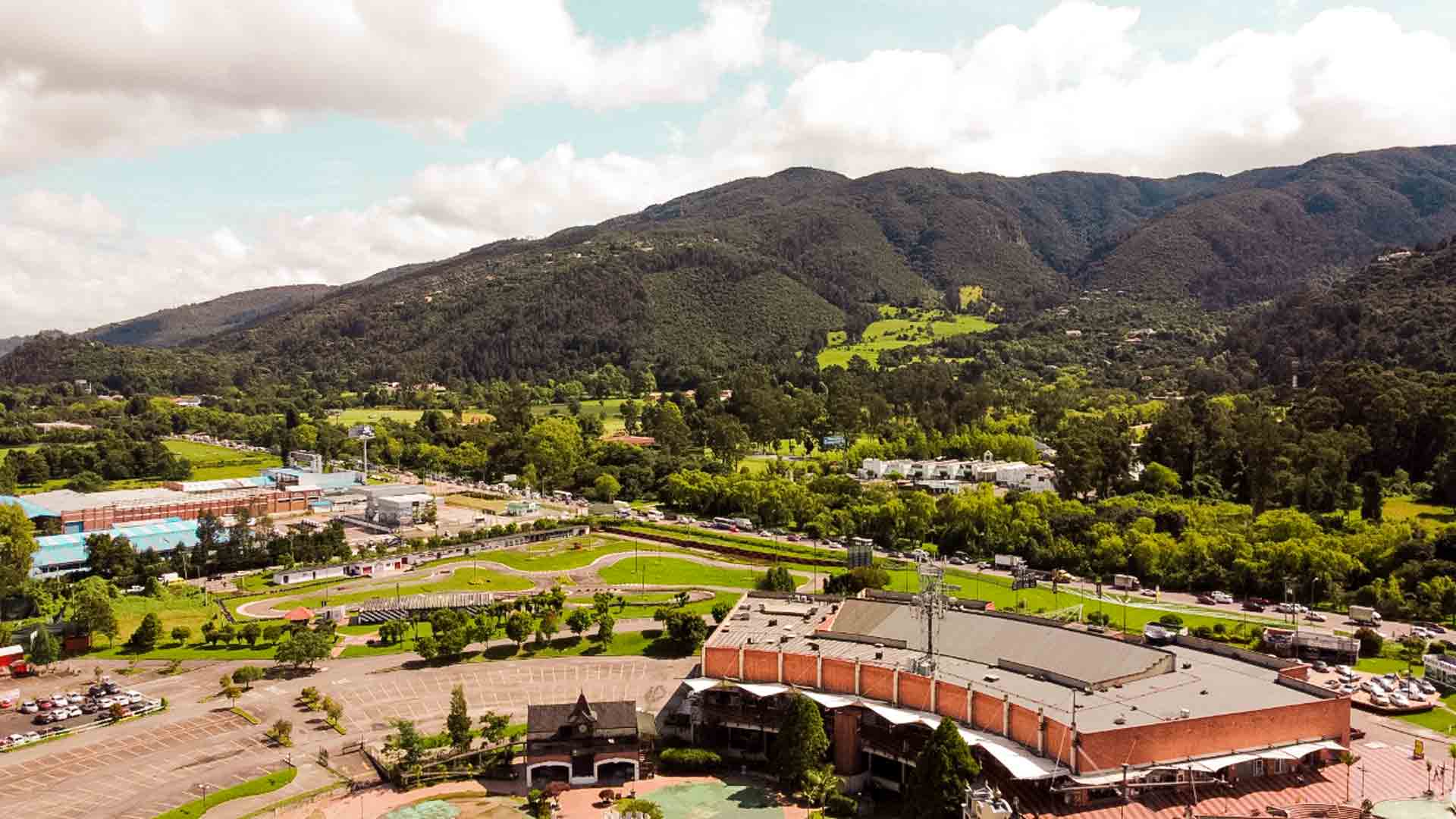 Vista aérea del Centro Comercial Bima y las montañas de Bogotá