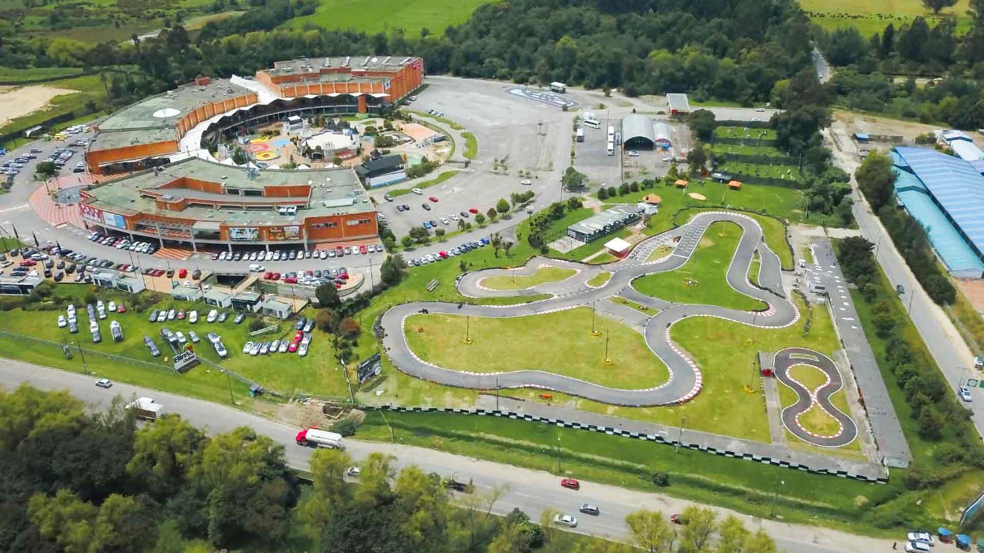 Vista aérea del Centro Comercial Bima y sus espacios de servicio