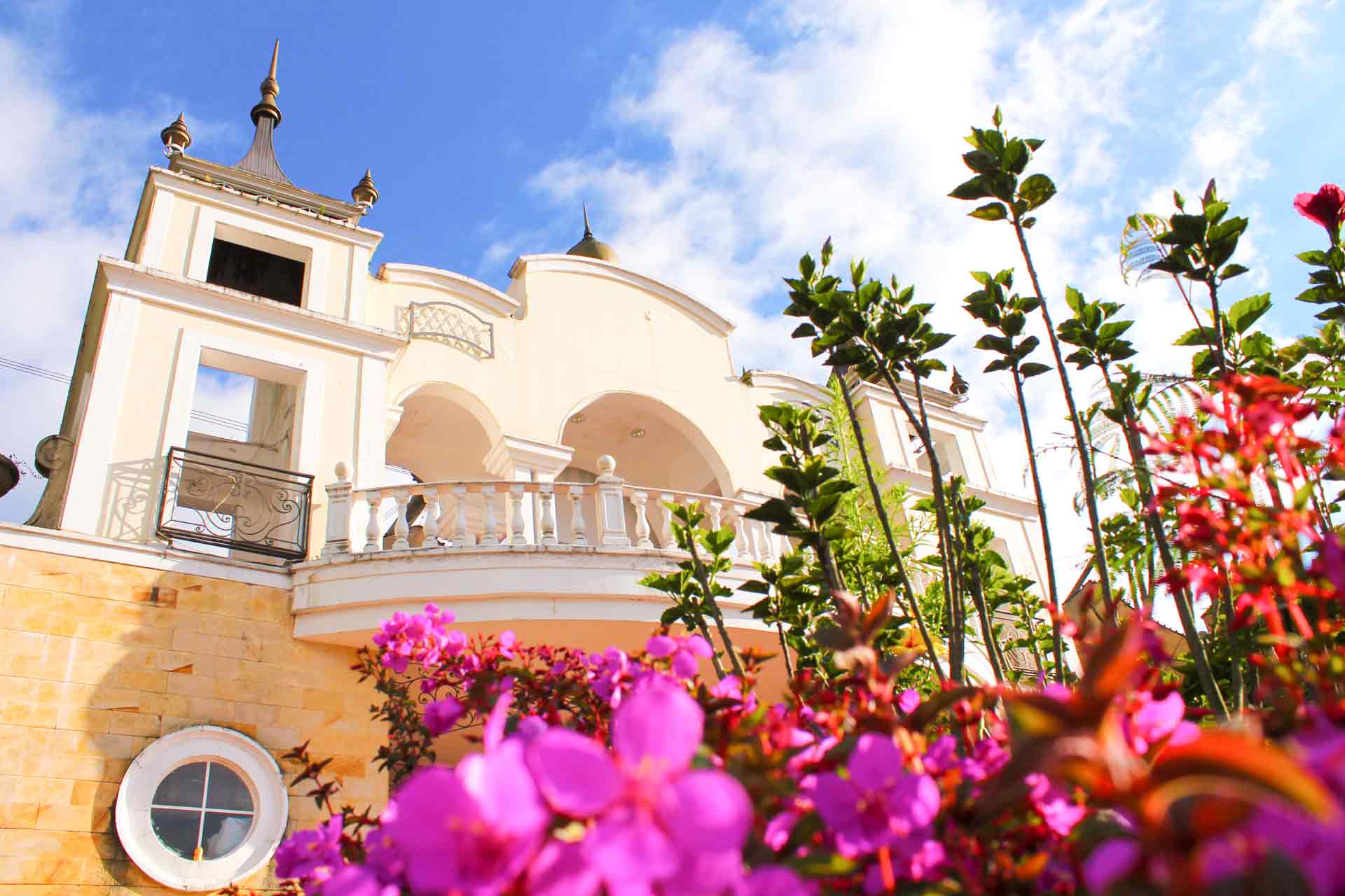 Arquitectura y jardines de Centro Comercial Bima