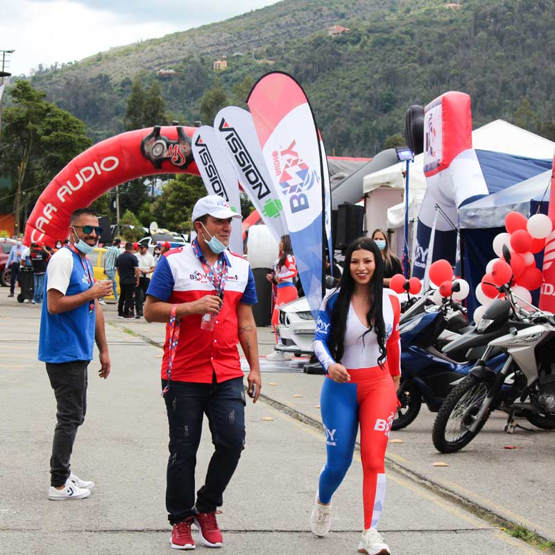 Evento al aire libre de carros y motos